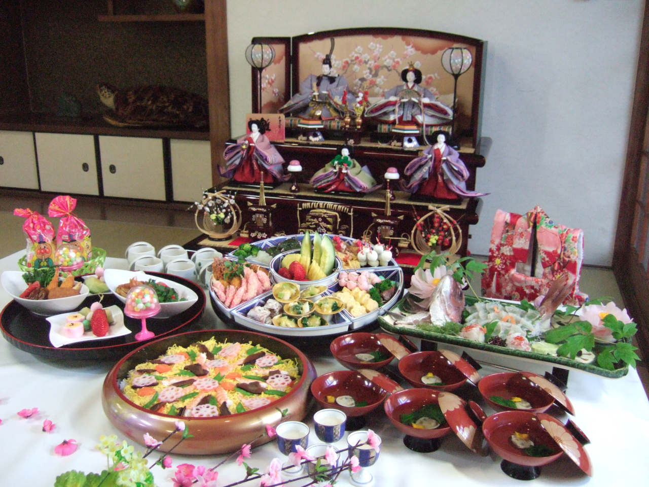 ３月３日のお雛様、桃の節句は中谷のデコ寿司でお祝いしましょう。